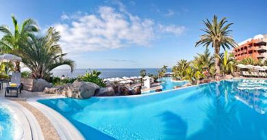 Lees alles over Hotel Adrián Hoteles Roca Nivaria in de plaats Playa Paraiso op Tenerife voor je vakantie in 2027