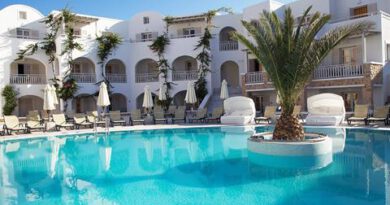Lees alles over Hotel Aegean Plaza  in de plaats Kamari op Santorini voor je vakantie in 2025