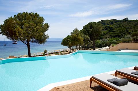 Lees alles over Hotel Elivi in de plaats Koukounaries op Skiathos voor je vakantie in 2027