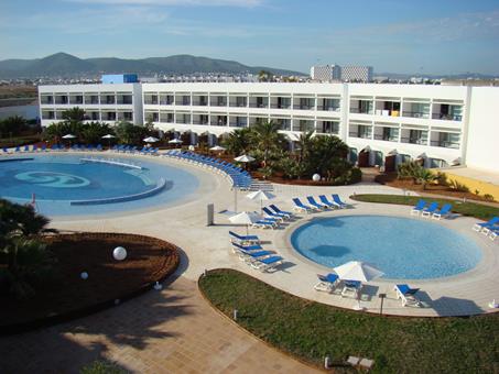 Lees alles over Hotel Grand Palladium Palace Ibiza Resort & Spa  in de plaats Playa d'en Bossa op Ibiza voor je vakantie in 2025