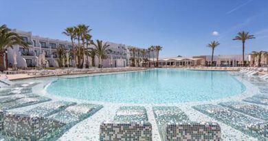 Lees alles over Hotel Grand Palladium White Island  in de plaats Playa d'en Bossa op Ibiza voor je vakantie in 2025
