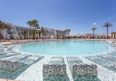 Lees alles over Hotel Grand Palladium White Island in de plaats Playa d'en Bossa op Ibiza voor je vakantie in 2027