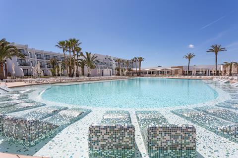Lees alles over Hotel Grand Palladium White Island  in de plaats Playa d'en Bossa op Ibiza voor je vakantie in 2025