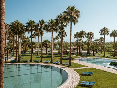 Lees alles over Hotel Grecotel LUXME Costa Botanica  in de plaats Acharavi op Corfu voor je vakantie in 2025