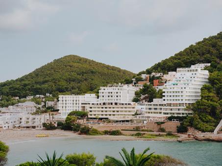 Lees alles over Hotel Hyde Ibiza  in de plaats Cala Llonga op Ibiza voor je vakantie in 2025