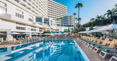 Lees alles over Hotel Iberostar Waves Bouganville Playa in de plaats Costa Adeje op Tenerife voor je vakantie in 2027