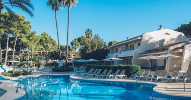 Lees alles over Hotel Iberostar Waves Pinos Park  in de plaats Font De Sa Cala op Mallorca voor je vakantie in 2025