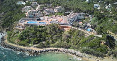 Lees alles over Hotel Invisa Cala Verde  in de plaats Es Figueral op Ibiza voor je vakantie in 2025
