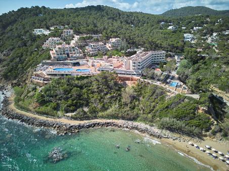 Lees alles over Hotel Invisa Cala Verde  in de plaats Es Figueral op Ibiza voor je vakantie in 2025