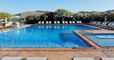 Lees alles over Hotel Invisa Es Pla  in de plaats San Antonio op Ibiza voor je vakantie in 2025