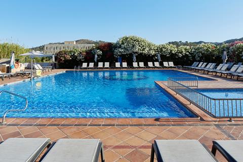Lees alles over Hotel Invisa Es Pla  in de plaats San Antonio op Ibiza voor je vakantie in 2025