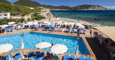 Lees alles over Hotel Invisa Figueral Resort Cala Blanca  in de plaats Es Figueral op Ibiza voor je vakantie in 2025