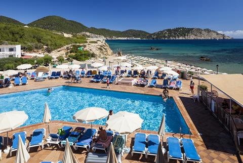 Lees alles over Hotel Invisa Figueral Resort Cala Blanca  in de plaats Es Figueral op Ibiza voor je vakantie in 2025