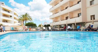 Lees alles over Hotel Invisa La Cala  in de plaats Santa Eulalia op Ibiza voor je vakantie in 2025