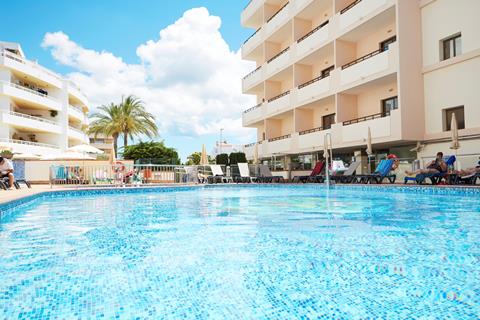 Lees alles over Hotel Invisa La Cala  in de plaats Santa Eulalia op Ibiza voor je vakantie in 2025
