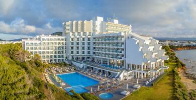 Lees alles over Hotel Melia Ibiza  in de plaats Santa Eulalia op Ibiza voor je vakantie in 2025