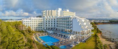 Lees alles over Hotel Melia Ibiza  in de plaats Santa Eulalia op Ibiza voor je vakantie in 2025