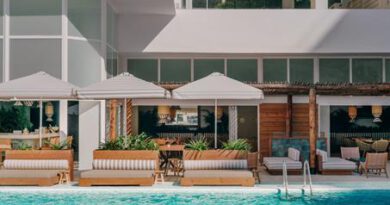 Lees alles over Hotel Mondrian Ibiza  in de plaats Cala Llonga op Ibiza voor je vakantie in 2025