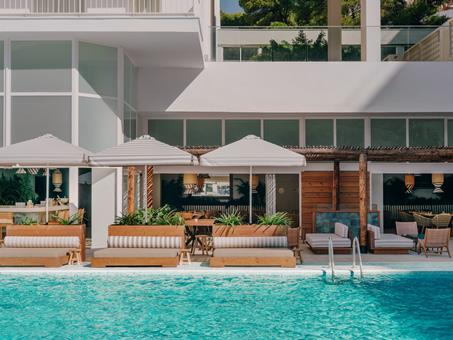 Lees alles over Hotel Mondrian Ibiza  in de plaats Cala Llonga op Ibiza voor je vakantie in 2025