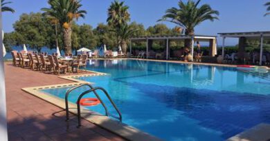 Lees alles over Hotel Oasis in de plaats Kyparissia op Peloponnesos voor je vakantie in 2027