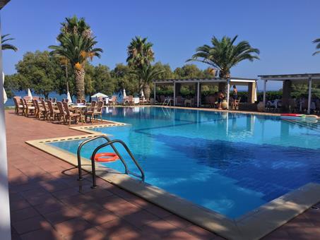 Lees alles over Hotel Oasis in de plaats Kyparissia op Peloponnesos voor je vakantie in 2027