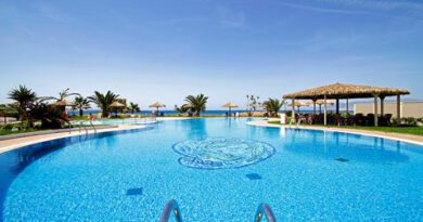 Lees alles over Hotel Plaza Beach  in de plaats Plaka op Naxos voor je vakantie in 2025