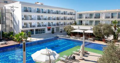 Lees alles over Hotel Puchet  in de plaats San Antonio op Ibiza voor je vakantie in 2025