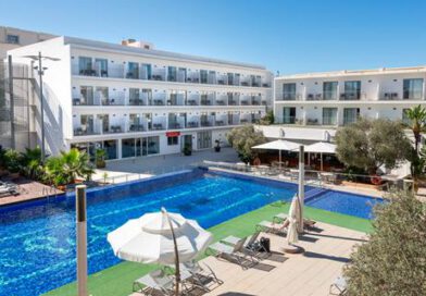 Lees alles over Hotel Puchet  in de plaats San Antonio op Ibiza voor je vakantie in 2025
