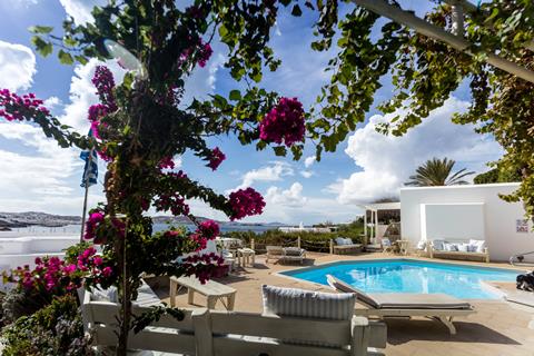 Lees alles over Hotel Rhenia  in de plaats Agios Stéfanos op Mykonos voor je vakantie in 2025