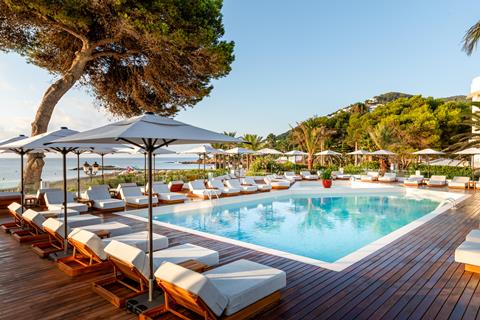 Lees alles over Hotel Riomar  in de plaats Santa Eulalia op Ibiza voor je vakantie in 2025