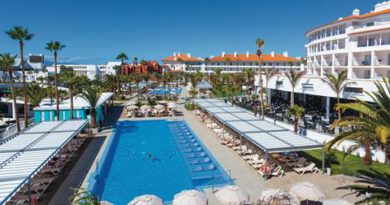 Lees alles over Hotel Riu Arecas in de plaats Costa Adeje op Tenerife voor je vakantie in 2027