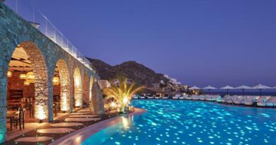 Lees alles over Hotel Royal Myconian Resort  in de plaats Elia Beach op Mykonos voor je vakantie in 2025