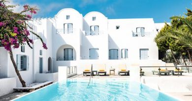 Lees alles over Hotel Santorini Kastelli Resort  in de plaats Kamari op Santorini voor je vakantie in 2025