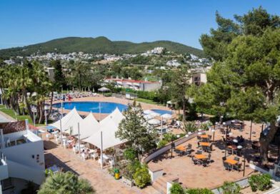Lees alles over Hotel Sirenis Club Siesta in de plaats Santa Eulalia op Ibiza voor je vakantie in 2027