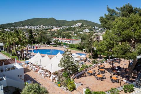 Lees alles over Hotel Sirenis Club Siesta  in de plaats Santa Eulalia op Ibiza voor je vakantie in 2025