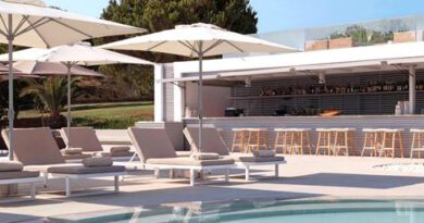 Lees alles over Hotel The Bay  in de plaats Vassilikos op Zakynthos voor je vakantie in 2025