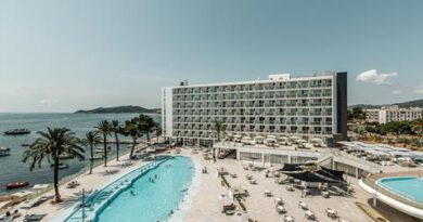 Lees alles over Hotel The Ibiza TwIIns  in de plaats Playa d'en Bossa op Ibiza voor je vakantie in 2025