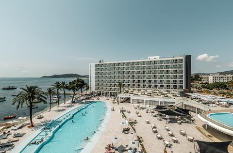 Lees alles over Hotel The Ibiza TwIIns  in de plaats Playa d'en Bossa op Ibiza voor je vakantie in 2025