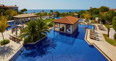Lees alles over Hotel The Romanos  in de plaats Costa Navarino op Peloponnesos voor je vakantie in 2025