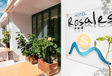 Lees alles over Hotel Rosales  in de plaats Es Pujols op Formentera voor je vakantie in 2025
