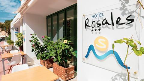 Lees alles over Hotel Rosales  in de plaats Es Pujols op Formentera voor je vakantie in 2025